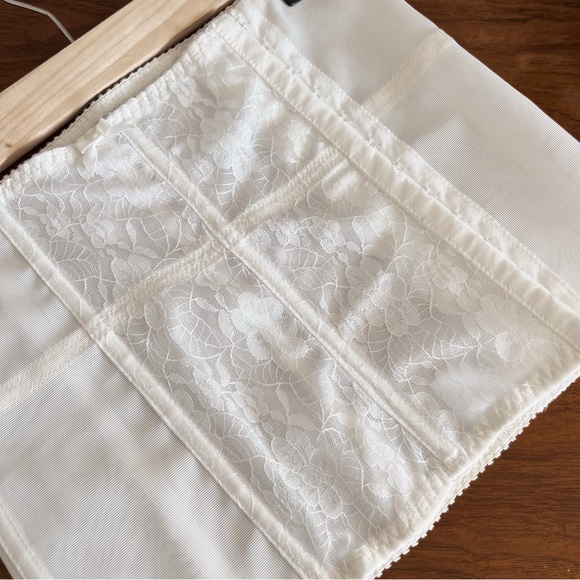 VINTAGE WHITE LACE SHAPE WEAR - Picture 6 of 8